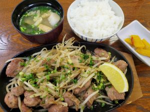 きょうも晩飯、こうの湯温泉の「はらの」で黒豚ハラミ鉄板、小飯、味噌汁