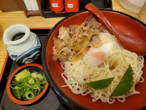 因幡うどん天神店でぶっかけ肉半熟玉子うどん🍜